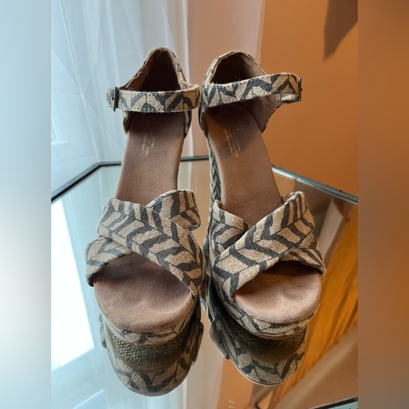 TOMS wedges - Picture 3 of 4